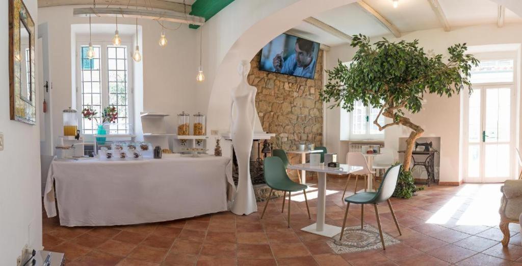 Ostia Holiday Greed Palace Bagian luar foto
