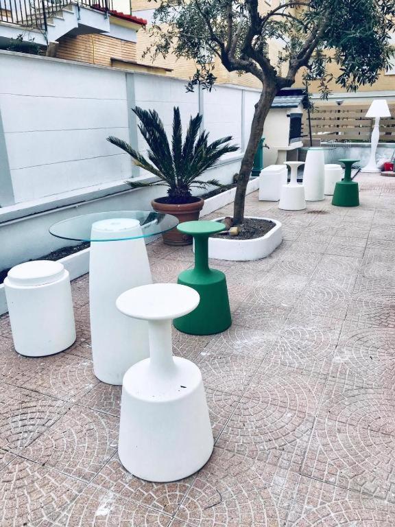 Ostia Holiday Greed Palace Bagian luar foto